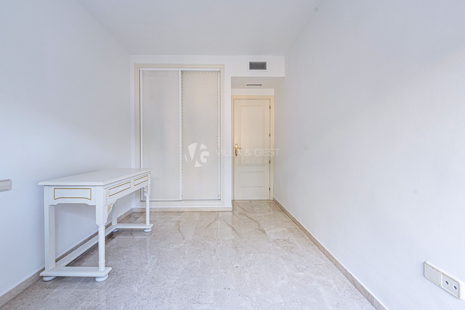 Estupendo apartamento en planta baja cerca de la playa en la nueva Milla de Oro.