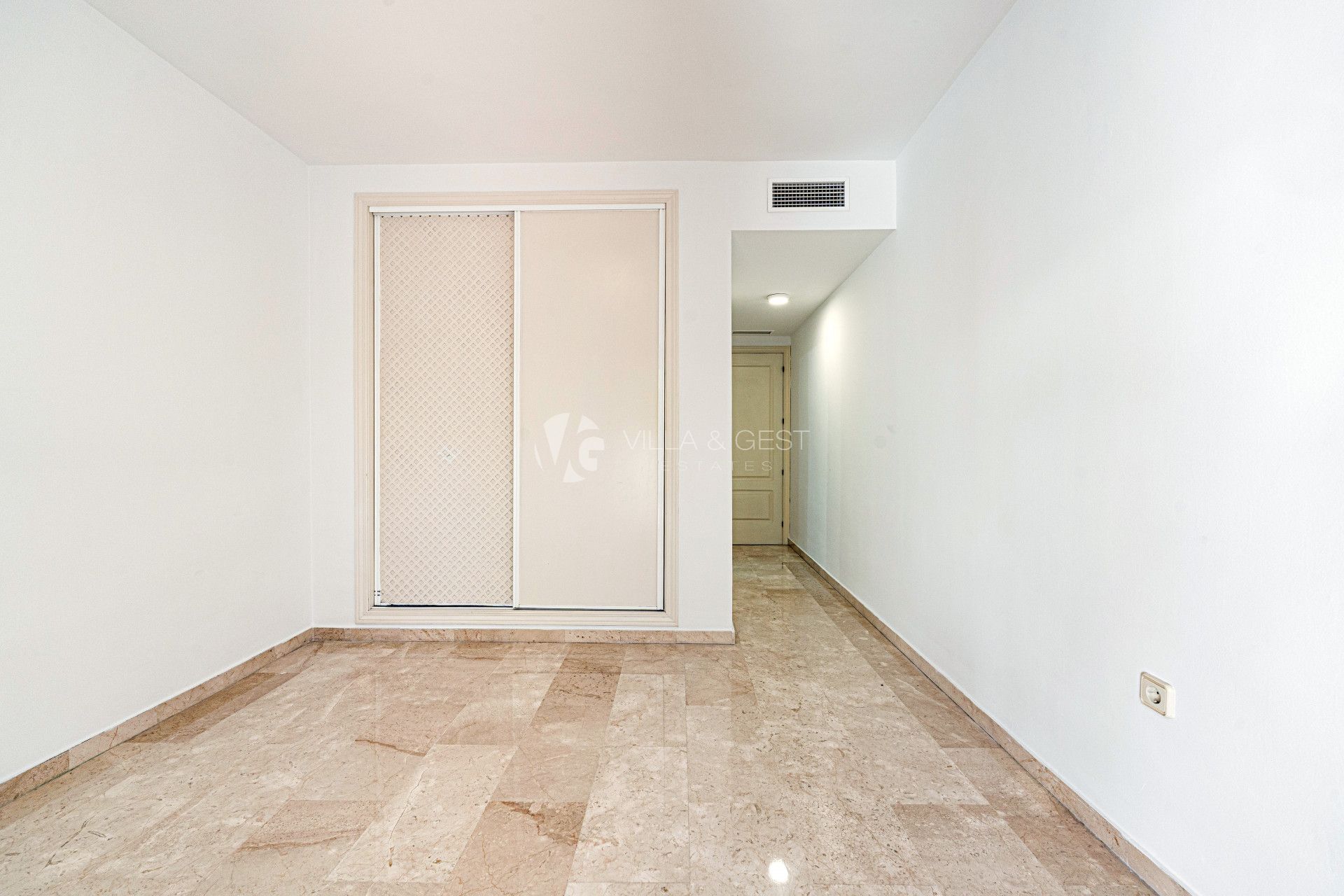 Estupendo apartamento en planta baja cerca de la playa en la nueva Milla de Oro.