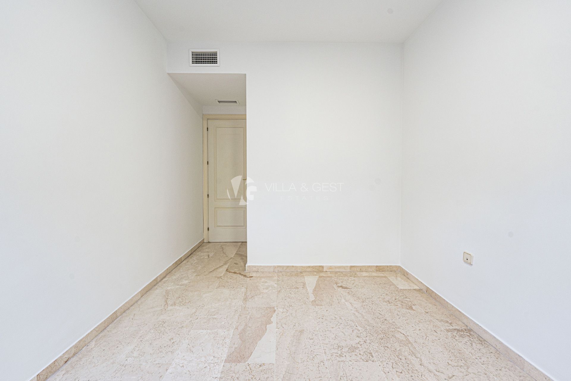 Estupendo apartamento en planta baja cerca de la playa en la nueva Milla de Oro.