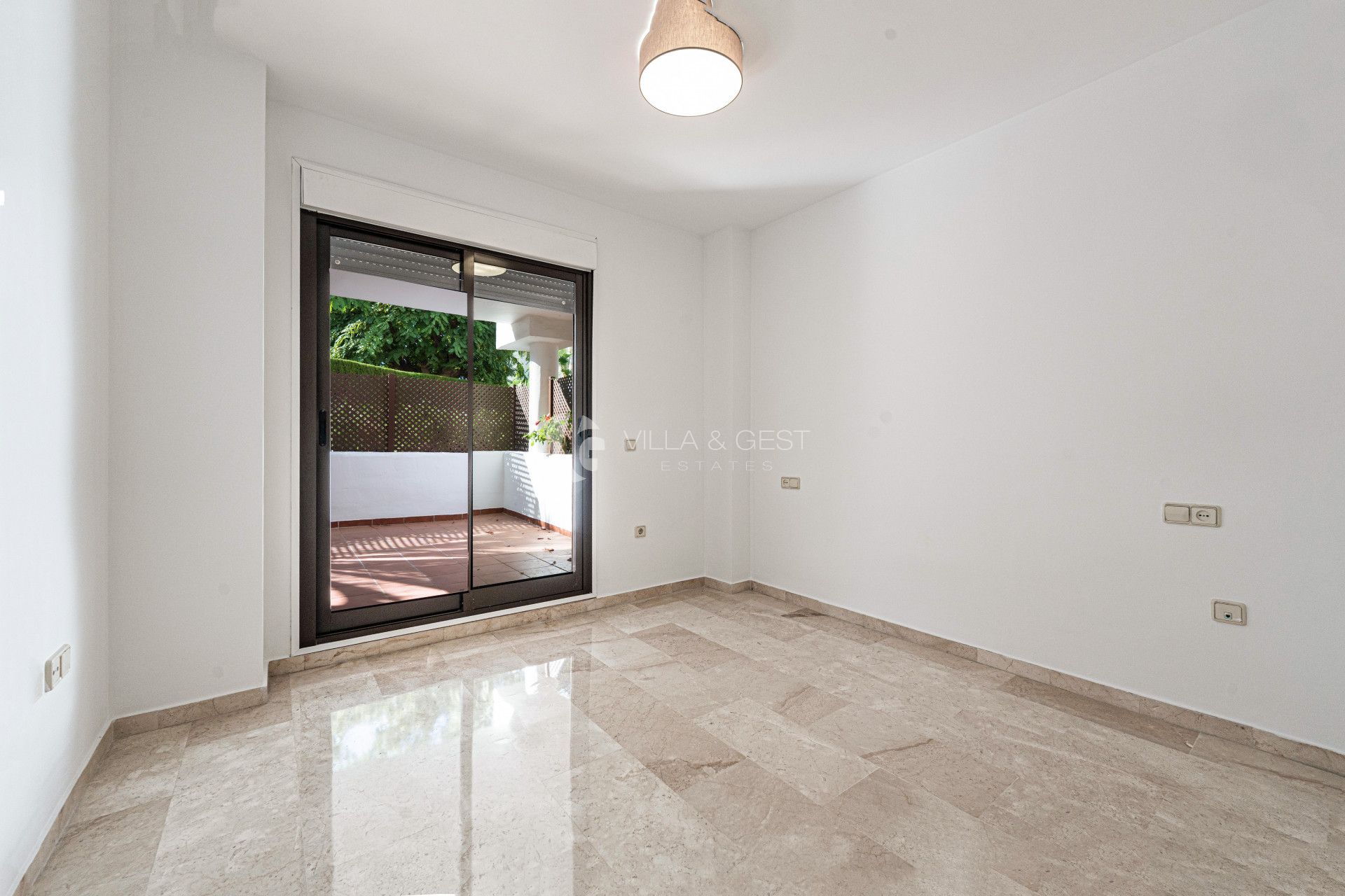 Estupendo apartamento en planta baja cerca de la playa en la nueva Milla de Oro.