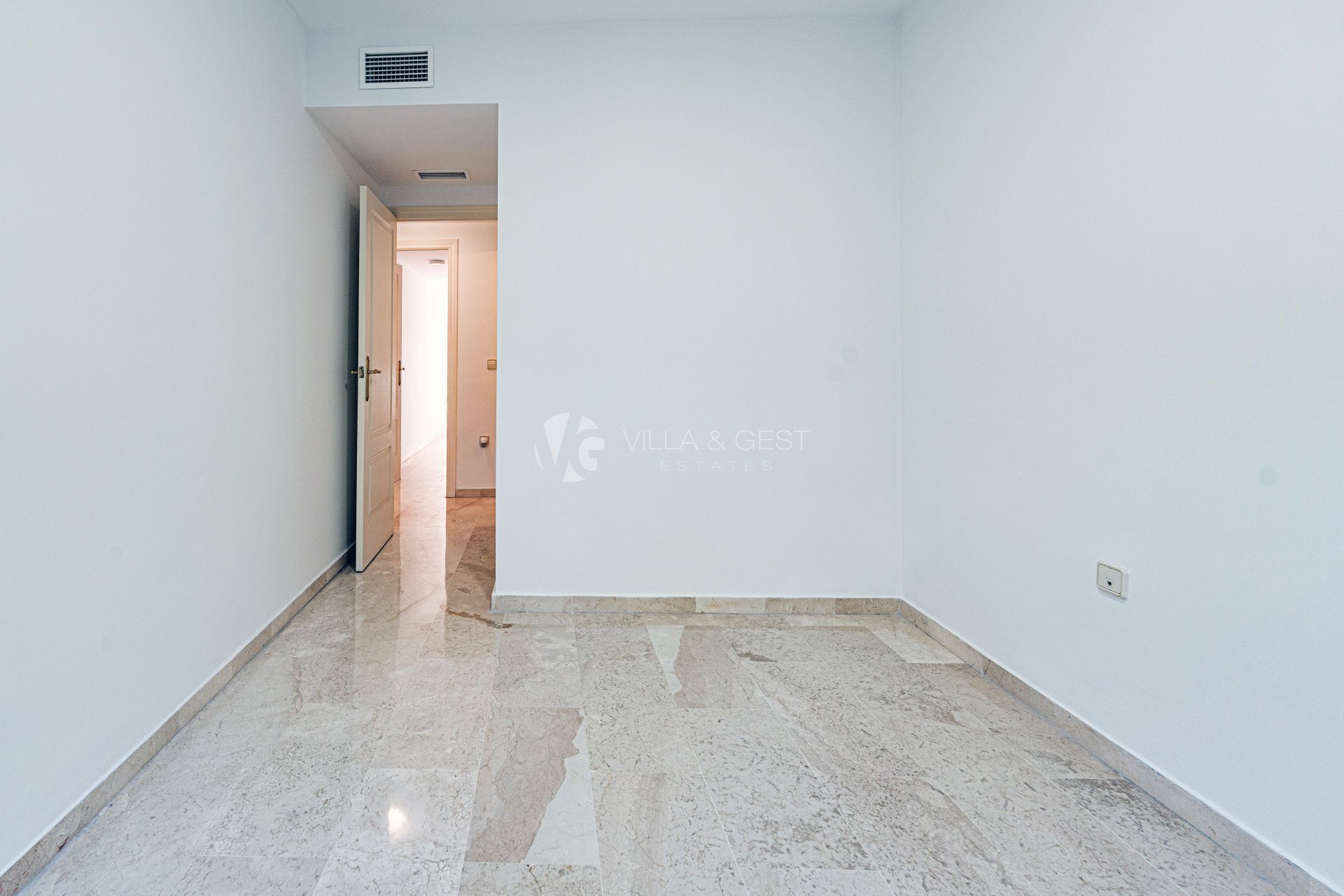 Estupendo apartamento en planta baja cerca de la playa en la nueva Milla de Oro.