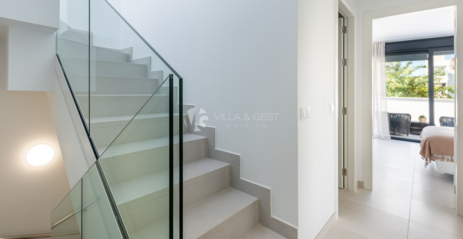 Estupenda casa adosada en esquina de nueva construcción en Bel Air – Nueva Milla de Oro, Estepona