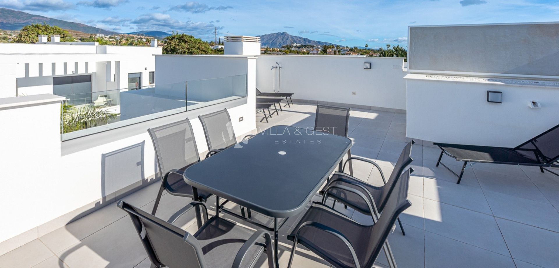 Estupenda casa adosada en esquina de nueva construcción en Bel Air – Nueva Milla de Oro, Estepona