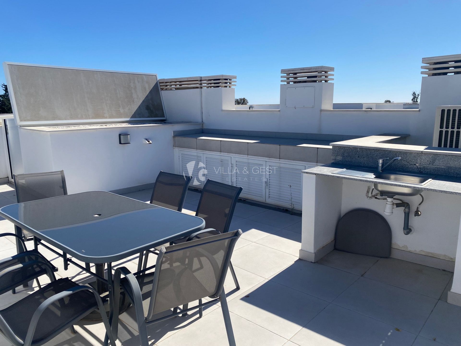 Estupenda casa adosada en esquina de nueva construcción en Bel Air – Nueva Milla de Oro, Estepona