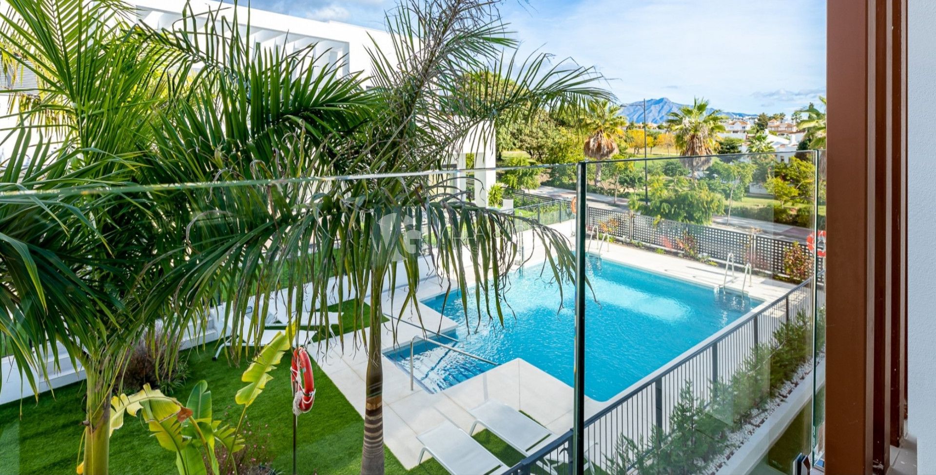 Estupenda casa adosada en esquina de nueva construcción en Bel Air – Nueva Milla de Oro, Estepona