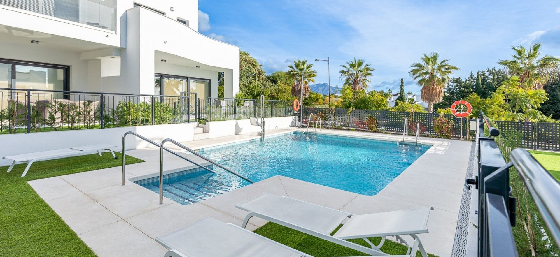 Estupenda casa adosada en esquina de nueva construcción en Bel Air – Nueva Milla de Oro, Estepona