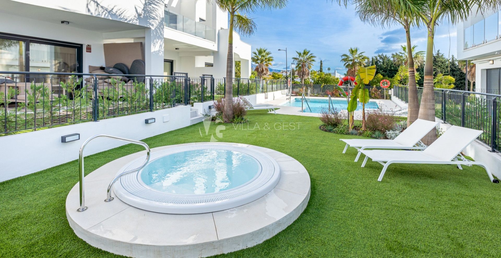 Estupenda casa adosada en esquina de nueva construcción en Bel Air – Nueva Milla de Oro, Estepona