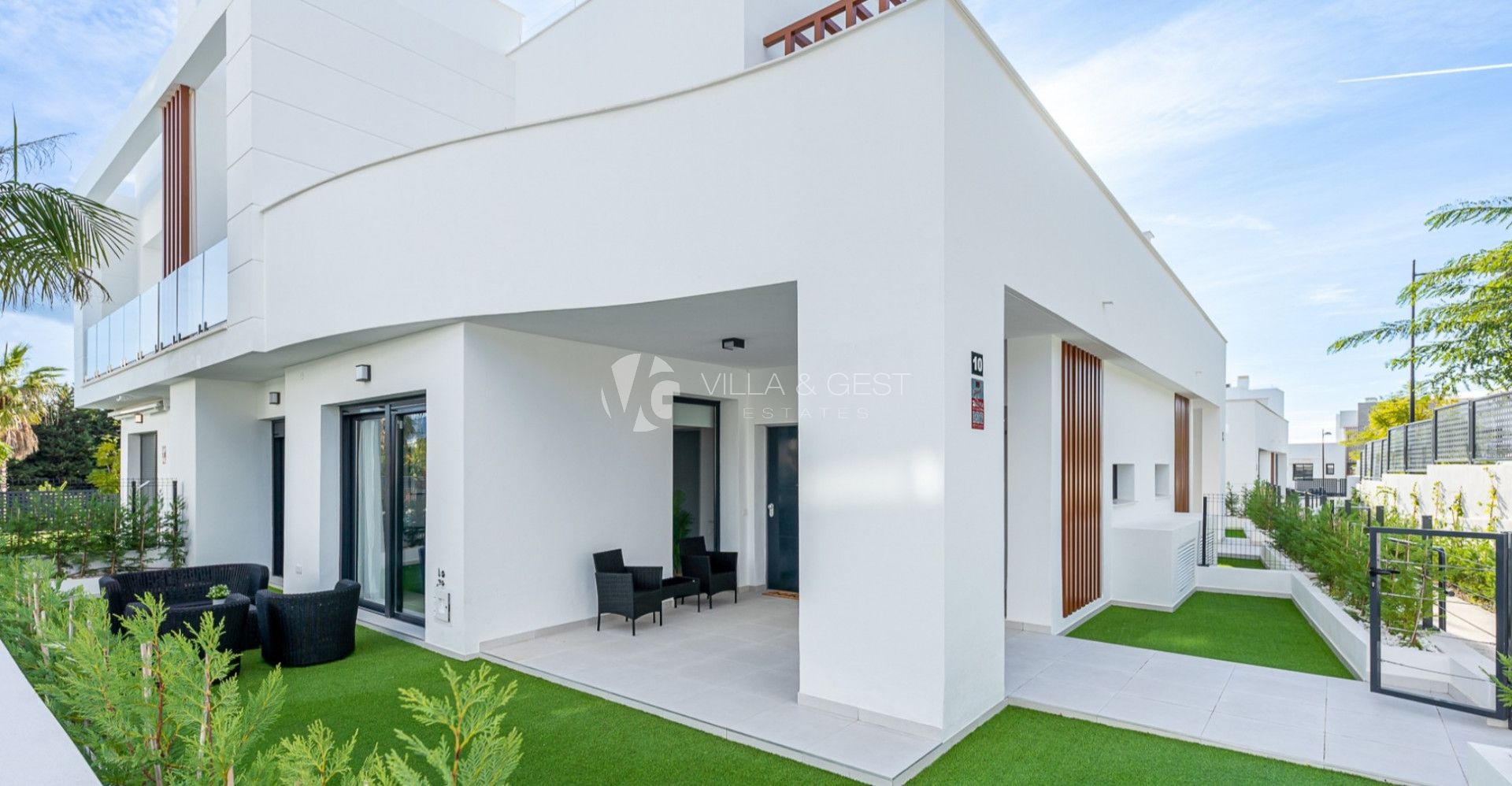 Estupenda casa adosada en esquina de nueva construcción en Bel Air – Nueva Milla de Oro, Estepona